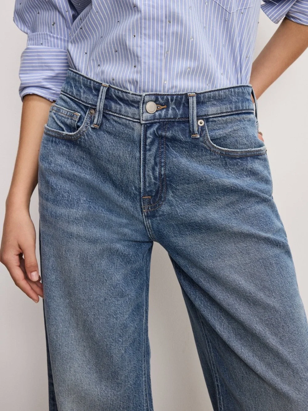 Good American Wide-Leg Jeans in Medium Blue Wash - Picture 3 of 6